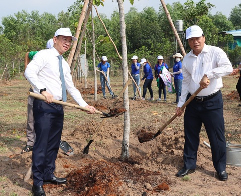 Ông Lê Trần Kiên (trái) và ông Lê Đình Đức trồng cây trong Lễ trồng cây Đời đời nhớ ơn Bác Hồ - Ảnh: BTC Ông Lê Trần Kiên (trái) và ông Lê Đình Đức trồng cây trong Lễ trồng cây Đời đời nhớ ơn Bác Hồ - Ảnh: BTC