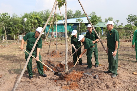 Các cựu chiến binh tham gia Lễ trồng cây Đời đời nhớ ơn Bác Các cựu chiến binh tham gia lễ trồng cây Đời đời nhớ ơn Bác