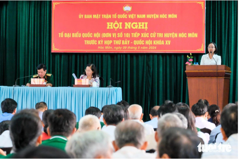 Đề nghị Bộ Công an giải quyết xe ưu tiên lạm dụng đèn, còi không đúng mục đích- Ảnh 1. Tổ đại biểu Quốc hội đơn vị 10 tiếp xúc cử tri huyện Hóc Môn (TP.HCM) sáng 9-5 - Ảnh: PHƯƠNG NHI