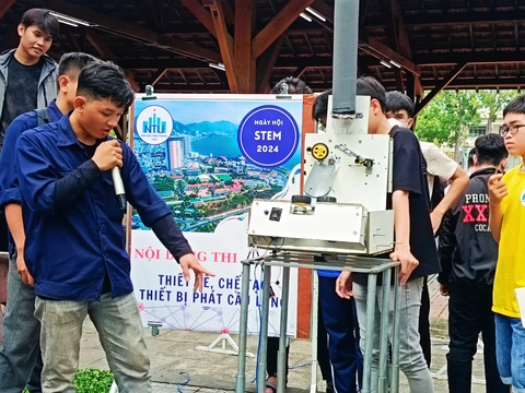 Một nhóm sinh viên đang thuyết trình về máy phát cầu lông tự thiết kế - Ảnh: TRẦN HOÀI Một nhóm sinh viên đang thuyết trình về máy phát cầu lông tự thiết kế - Ảnh: TRẦN HOÀI
