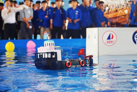 Nhiều tàu mô hình được thiết kế đẹp mắt, di chuyển nhẹ nhàng trên mặt nước - Ảnh: TRẦN HOÀI Nhiều tàu mô hình được thiết kế đẹp mắt, di chuyển nhẹ nhàng trên mặt nước - Ảnh: TRẦN HOÀI