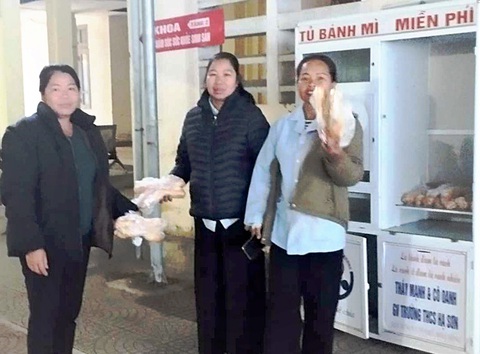 Bệnh nhân nhận bánh miễn phí từ Tủ bánh mì nụ cười 246 - Ảnh: TÂM PHẠM Bệnh nhân nhận bánh miễn phí từ Tủ bánh mì nụ cười 246 - Ảnh: TÂM PHẠM