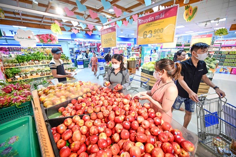 Siêu thị tung ưu đãi lớn dịp hè- Ảnh 1. Thực phẩm giải nhiệt được nhiều khách hàng ưu ái chọn mua dịp hè - Ảnh: QUANG ĐỊNH