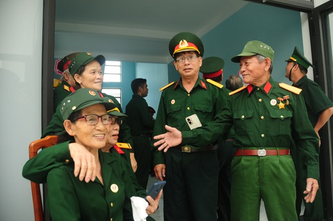 Cựu binh nghẹn ngào khi xem kỷ vật Huyền thoại Trường Sơn- Ảnh 8. Các cựu chiến binh, thanh niên xung phong vui mừng gặp lại nhau tại triển lãm - Ảnh: B.D.