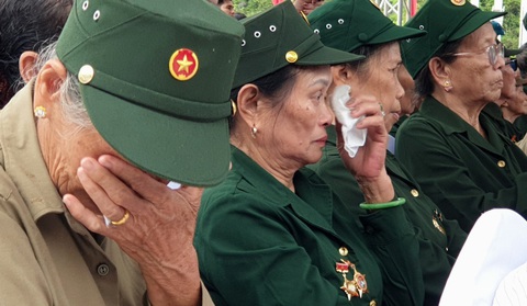 Cựu thanh niên xung phong xúc động trong lễ kỷ niệm 65 năm mở đường Trường Sơn- Ảnh 1. Những cựu thanh niên xung phong đã khóc khi tìm thấy lại những ký ức hào hùng trong những năm tháng phá đá mở đường Trường Sơn huyền thoại - Ảnh: QUỐC NAM