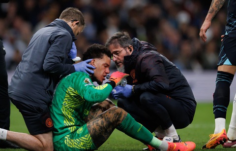 Tin tức thể thao sáng 17-5: Kante bất ngờ dự Euro 2024; Leeds ở gần vé lên Premier League- Ảnh 3. Thủ thành Ederson được chăm sóc y tế trong trận gặp Tottenham - Ảnh: GETTY