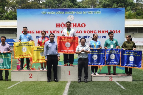 Tập đoàn Công nghiệp cao su Việt Nam tổ chức hội thao quy mô lớn- Ảnh 4. Công ty mẹ tập đoàn giành giải nhất toàn đoàn tại hội thao - T.V.C