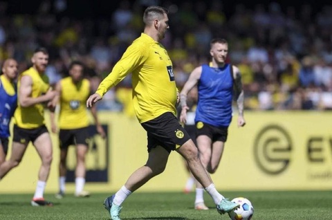 Hậu vệ Dortmund gây sốc với Hậu vệ Niklas Sule gây choáng váng khi tăng cân bất thường trước trận chung kết Champions League - Ảnh: Getty