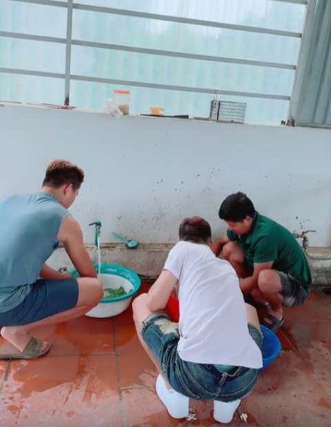 Các anh em rể vào bếp nấu ăn phụ bố mẹ vợ trong những ngày tụ tập - Ảnh: NVCC Các anh em rể vào bếp nấu ăn phụ bố mẹ vợ trong những ngày tụ tập - Ảnh: NVCC