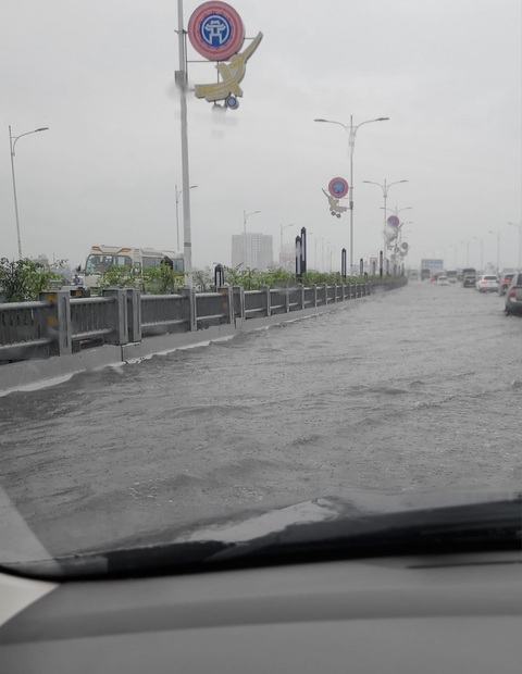 Chưa đầy 1 tháng cầu Vĩnh Tuy bị ngập 2 lần, Hà Nội yêu cầu làm rõ nguyên nhân- Ảnh 1. Cầu Vĩnh Tuy 2 ngập trong chiều 15-5 - Ảnh: NGUYỄN TOÀN