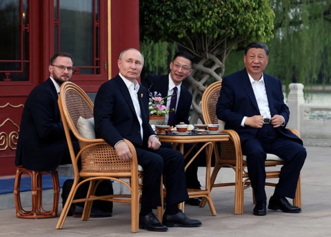 Các hoạt động chính trong chuyến thăm Trung Quốc của ông Putin- Ảnh 4. Chủ tịch Trung Quốc Tập Cận Bình (phải) và Tổng thống Nga Vladimir Putin (trái) thưởng trà tại Trung Nam Hải, Bắc Kinh - Ảnh: AFP