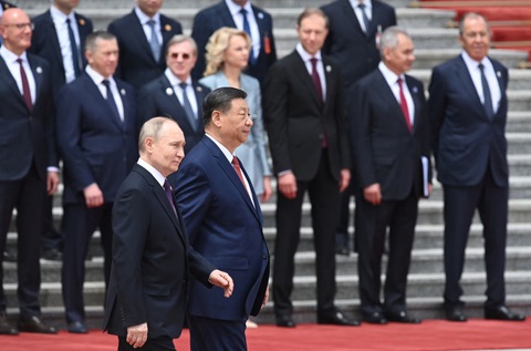 Các hoạt động chính trong chuyến thăm Trung Quốc của ông Putin- Ảnh 2. Tổng thống Nga Putin và Chủ tịch Trung Quốc Tập Cận Bình trong buổi lễ tiếp đón cấp nhà nước ngày 16-5 - Ảnh: REUTERS
