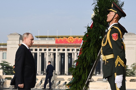 Các hoạt động chính trong chuyến thăm Trung Quốc của ông Putin- Ảnh 5. Tổng thống Nga Vladimir Putin đặt vòng hoa tại Đài tưởng niệm các anh hùng nhân dân ở quảng trường Thiên An Môn, Bắc Kinh, ngày 16-5 - Ảnh: AFP