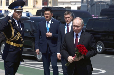 Các hoạt động chính trong chuyến thăm Trung Quốc của ông Putin- Ảnh 7. Tổng thống Putin dâng hoa tại Đài tưởng niệm các liệt sĩ Liên Xô tại thành phố Cáp Nhĩ Tân, Trung Quốc ngày 17-5 - Ảnh: AFP
