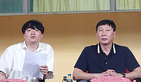HLV Kim Sang Sik (phải) theo dõi các trận đấu tại những giải quốc nội để lựa chọn nhân sự cho đội tuyển Việt Nam - Ảnh: HOÀNG TÙNG HLV Kim Sang Sik (phải) theo dõi các trận đấu tại những giải quốc nội để lựa chọn nhân sự cho đội tuyển Việt Nam - Ảnh: HOÀNG TÙNG