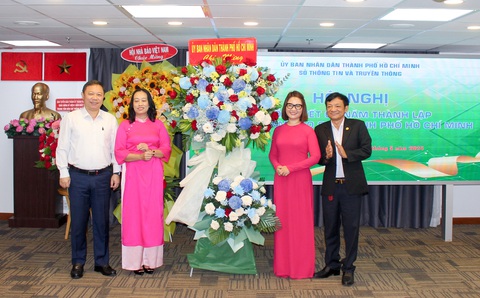 'Ngôi nhà chung' của báo chí TP.HCM kỷ niệm 5 năm thành lập- Ảnh 2. Phó chủ tịch UBND TP.HCM Dương Anh Đức (bìa trái) tặng hoa chúc mừng Trung tâm báo chí TP.HCM - Ảnh: T.N.