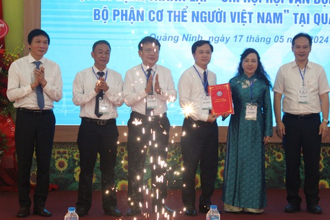Bà Nguyễn Thị Kim Tiến trao quyết đinh thành lập chi hội vận động hiến tặng mô, bộ phận cơ thể người tại tỉnh Quảng Ninh ngày 17-5 - Ảnh: D.LIỄU Bà Nguyễn Thị Kim Tiến trao quyết định thành lập Chi hội Vận động hiến tặng mô, bộ phận cơ thể người tại tỉnh Quảng Ninh ngày 17-5 - Ảnh: D.LIỄU
