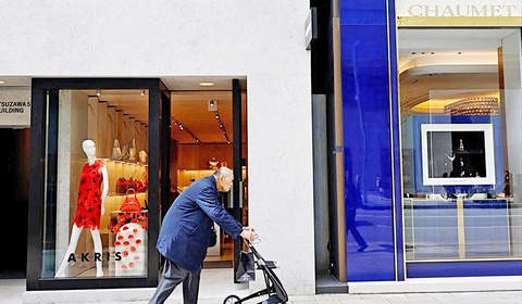 Một cụ ông đi bộ trong khu phố mua sắm ở thủ đô Tokyo, Nhật Bản - Ảnh: Reuters Một cụ ông đi bộ trong khu phố mua sắm ở thủ đô Tokyo, Nhật Bản - Ảnh: Reuters