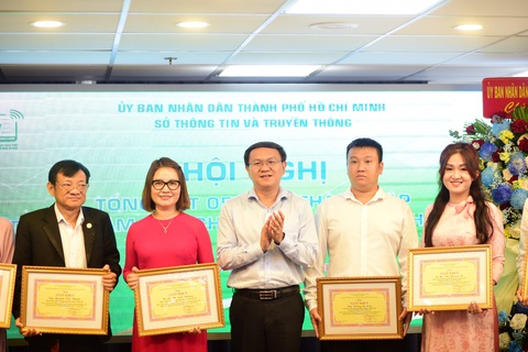 'Ngôi nhà chung' của báo chí TP.HCM kỷ niệm 5 năm thành lập- Ảnh 3. Giám đốc Sở Thông tin và Truyền thông TP.HCM Lâm Đình Thắng tặng bằng khen cho 2 tập thể và 12 cá nhân có thành tích xuất sắc trong hoạt động của Trung tâm báo chí TP.HCM - Ảnh: S.Đ.