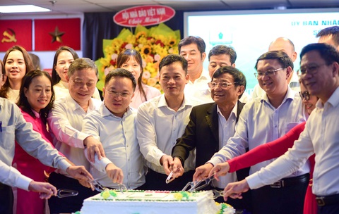 'Ngôi nhà chung' của báo chí TP.HCM kỷ niệm 5 năm thành lập- Ảnh 1. Lãnh đạo UBND TP.HCM, sở ban ngành, quận huyện và tập thể cán bộ Trung tâm báo chí TP.HCM cắt bánh kem kỷ niệm 5 năm thành lập Trung tâm báo chí TP.HCM - Ảnh: S.Đ.