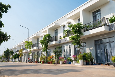 Giải cơn khát nguồn cung nhà ở xã hội, giúp người lao động an cư- Ảnh 3. Kim Oanh Group dự kiến xây dựng 19 dự án nhà ở xã hội với khoảng 50.000 sản phẩm trên tổng quỹ đất 95ha, tổng vốn đầu tư 52.000 tỉ đồng. Trong ảnh, dự án nhà ở xã hội Mega City của Kim Oanh Group tại Bình Dương, nơi an cư của nhiều người lao động với không gian sống xanh - Ảnh: NGỌC QUANG