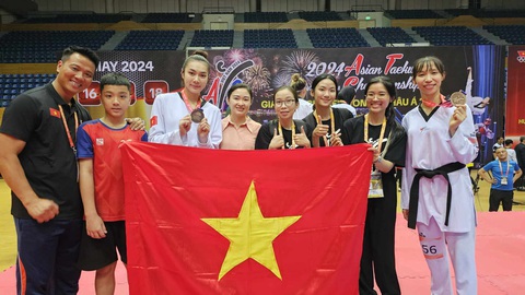 Không thể vượt qua võ sĩ Thái Lan, Kim Tuyền giành HCĐ taekwondo châu Á- Ảnh 1. Kim Tuyền (bìa phải) và Ngọc Châm (thứ 3 từ trái sang) chụp hình với HLV và đồng đội sau khi nhận HCĐ - Ảnh: NGUYỄN THANH HUY