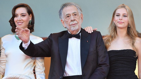 Đạo diễn Francis Ford Coppola và hai diễn viên Aubrey Plaza (trái), Romy Croquet ra mắt phim Megalopolis tại Cannes hôm 16-5 - Ảnh: WireImage Đạo diễn Francis Ford Coppola và hai diễn viên Aubrey Plaza (trái), Romy Croquet ra mắt phim Megalopolis tại Cannes hôm 16-5 - Ảnh: WireImage
