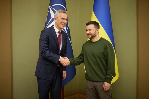 NATO cân nhắc nhưng khó đưa quân đến Ukraine- Ảnh 1. Tổng thư ký NATO Jens Stoltenberg (trái) và Tổng thống Ukraine Volodymyr Zelensky - Ảnh: Văn phòng Tổng thống Ukraine