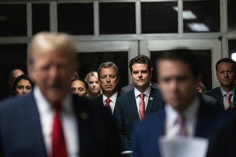 Dân biểu Matt Gaetz (hàng sau, cà vạt trơn) và các nghị sĩ khác có mặt tại tòa án New York để cổ vũ ông Trump (hàng trước, bên trái, bị mờ) - Ảnh: WASHINGTON POST Dân biểu Matt Gaetz (hàng sau, cà vạt trơn) và các nghị sĩ khác có mặt tại Tòa án New York để cổ vũ ông Trump (hàng trước, bên trái, bị mờ) - Ảnh: WASHINGTON POST