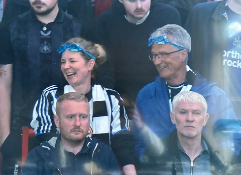 CĐV Newcastle mang kính bơi đến sân Old Trafford- Ảnh 1. CĐV mang kính bơi đến sân để phòng hờ trường hợp sân Old Trafford bị... dột.