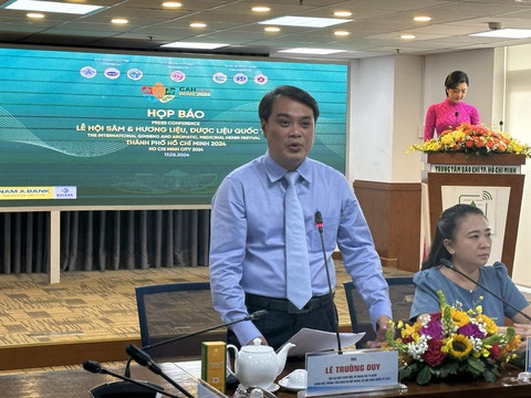 Lần đầu tiên tổ chức lễ hội sâm quốc tế tại Việt Nam- Ảnh 1. Ông Lê Trường Duy, tập sự phó giám đốc Sở Ngoại vụ TP.HCM, thông tin về lễ hội sâm quốc tế đầu tiên tổ chức tại Việt Nam - Ảnh: THẢO THƯƠNG