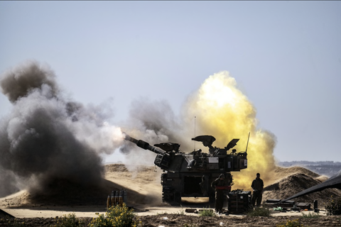 Pháo tự hành của quân đội Israel khai hỏa từ một vị trí gần Rafah hồi tuần trước - Ảnh: ANADOLU Pháo tự hành của quân đội Israel khai hỏa từ một vị trí gần Rafah tuần trước - Ảnh: ANADOLU