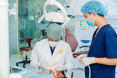 Phục hồi nụ cười cho người mất răng toàn hàm- Ảnh 2. Phục hồi nụ cười cho người mất răng toàn hàm- Ảnh 2.