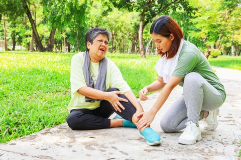 Những cách giảm đau cơ xương khớp hiệu quả- Ảnh 1. Các bệnh lý về cơ xương khớp làm giảm chất lượng sống ở người cao tuổi - Ảnh: Shutterstock