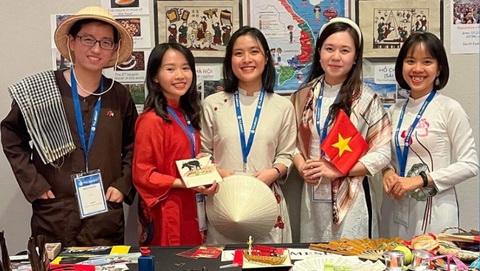 Cơ hội săn học bổng nghiên cứu sinh Fulbright năm học 2025-2026- Ảnh 1. Học viên Chương trình Fulbright trợ giảng ngoại ngữ tại Hoa Kỳ - Ảnh: ivolunteervietnam.com