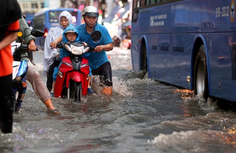 Nước ngập như sông trên đường Kha Vạn Cân (đoạn bên hông chợ Thủ Đức) chiều tối 15-5- Ảnh: PHƯƠNG QUYÊN Nước ngập như sông trên đường Kha Vạn Cân (đoạn bên hông chợ Thủ Đức) chiều tối 15-5- Ảnh: PHƯƠNG QUYÊN