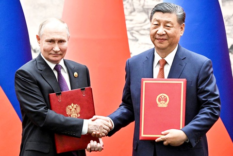 Tổng thống Nga Vladimir Putin và Chủ tịch Trung Quốc Tập Cận Bình trao đổi các văn kiện trong lễ ký kết sau hội đàm ở Bắc Kinh, Trung Quốc ngày 16-5 - Ảnh: AFP Tổng thống Nga Vladimir Putin và Chủ tịch Trung Quốc Tập Cận Bình trao đổi các văn kiện trong lễ ký kết sau hội đàm ở Bắc Kinh, Trung Quốc ngày 16-5 - Ảnh: AFP