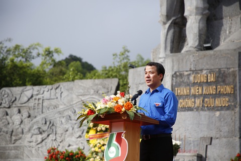 Cựu thanh niên xung phong xúc động trong lễ kỷ niệm 65 năm mở đường Trường Sơn- Ảnh 3. Anh Ngô Văn Cương - bí thư Ban Chấp hành Trung ương Đoàn - phát biểu tại buổi lễ - Ảnh: QUỐC NAM