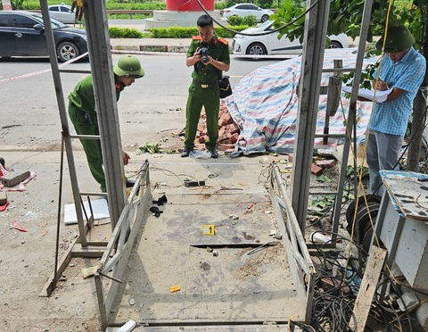 Hiện trường vụ rơi thang máy tự chế tại Bắc Giang - Ảnh: CÔNG AN LẠNG GIANG Hiện trường vụ rơi thang máy tự chế tại Bắc Giang - Ảnh: CÔNG AN LẠNG GIANG