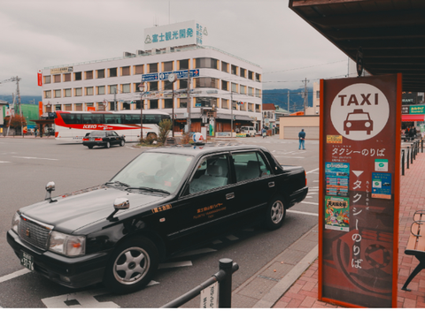 Taxi ở Nhật - Ảnh chụp màn hình Shutterstock Taxi ở Nhật - Ảnh chụp màn hình Shutterstock