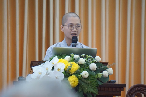 Sư cô Thích Nữ Hữu Hiếu phát biểu mở màn phần tham luận tại hội thảo - Ảnh: T.ĐIỂU Sư cô Thích Nữ Hữu Hiếu phát biểu mở màn phần tham luận tại hội thảo - Ảnh: T.ĐIỂU