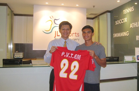 Nguyên tắc tập luyện để tránh chấn thương do quá tải- Ảnh 1. Bác sĩ Tan Jee Lim và cựu cầu thủ Phan Văn Tài Em - Ảnh: NVCC