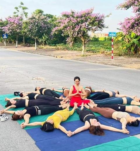 Phạt 14 người trong nhóm tập yoga giữa đường để chụp hình- Ảnh 1. Nhóm yoga nằm, ngồi giữa đường để chụp hình tại Thái Bình gây bức xúc dư luận - Ảnh: Facebook Quê Tôi Thái Bình