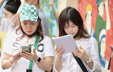 Phụ huynh và thí sinh tra đáp án ngay khi kết thúc môn thi vào lớp 10 năm học 2023-2024 tại Hà Nội - Ảnh: NGUYÊN BẢO Phụ huynh và thí sinh tra đáp án ngay khi kết thúc môn thi vào lớp 10 năm học 2023-2024 tại Hà Nội - Ảnh: NGUYÊN BẢO