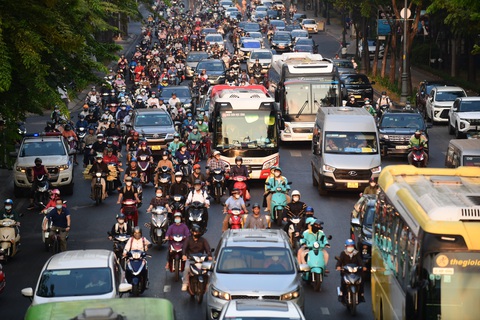 Ảnh: QUANG ĐỊNH Về quê vài tháng không thể xin được việc, tôi lại tất tả quay lại thành phố - Ảnh: QUANG ĐỊNH