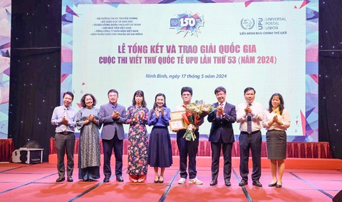 Giải nhất cuộc thi viết thư quốc tế UPU Việt Nam: Khoa học dù phát triển đến đâu, thư tay vẫn tồn tại- Ảnh 2. Các đại biểu trao chứng nhận giải nhất của cuộc thi viết quốc tế UPU lần thứ 53 cho em Nguyễn Đỗ Quang Minh (Đà Nẵng) - Ảnh: HÀ THƯƠNG