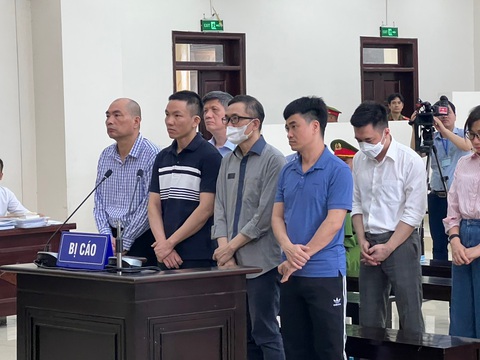 Nộp thêm 1 tỉ khắc phục hậu quả cho Phan Quốc Việt, cựu bộ trưởng Nguyễn Thanh Long được giảm án- Ảnh 3. Tổng giám đốc Công ty Việt Á Phan Quốc Việt cùng các bị cáo tại tòa - Ảnh: GIANG LONG