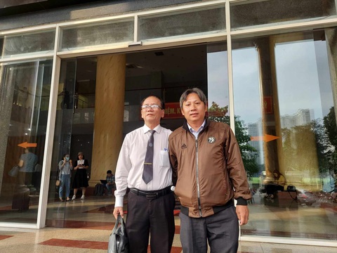 Không hưởng lợi trong vụ Việt Á, thêm một bị cáo được miễn trách nhiệm hình sự- Ảnh 1. Ông Trần Thanh Phong (bìa phải) cùng luật sư của mình sau phiên tòa phúc thẩm vụ Việt Á - Ảnh: GIANG LONG