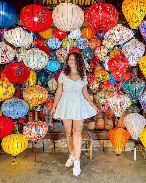 Jeanine Romo chụp ảnh cùng đèn lồng Hội An - Ảnh: NVCC Jeanine Romo chụp ảnh cùng đèn lồng Hội An - Ảnh: NVCC
