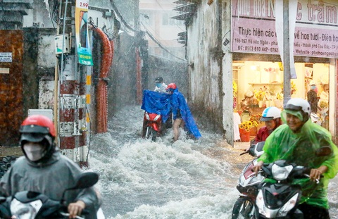 Nước chảy cuồn cuộn trên đường Võ Văn Ngân (TP Thủ Đức) trong trận mưa chiều 15-5 - Ảnh: CHÂU TUẤN Nước chảy cuồn cuộn trên đường Võ Văn Ngân (TP Thủ Đức) trong trận mưa chiều 15-5 - Ảnh: CHÂU TUẤN